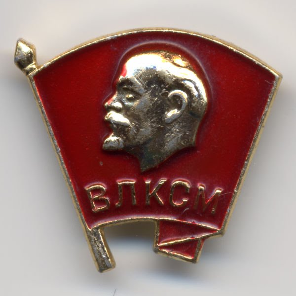 Huy hiệu của các thành viên Komsomol - lãnh tụ của tổ chức thanh niên cộng sản này cũng không thoát khỏi các cuộc thanh trừng của Stalin