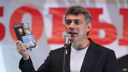 Boris Nemtsov và cuốn sách ông viết về Putin - Ảnh: EPA