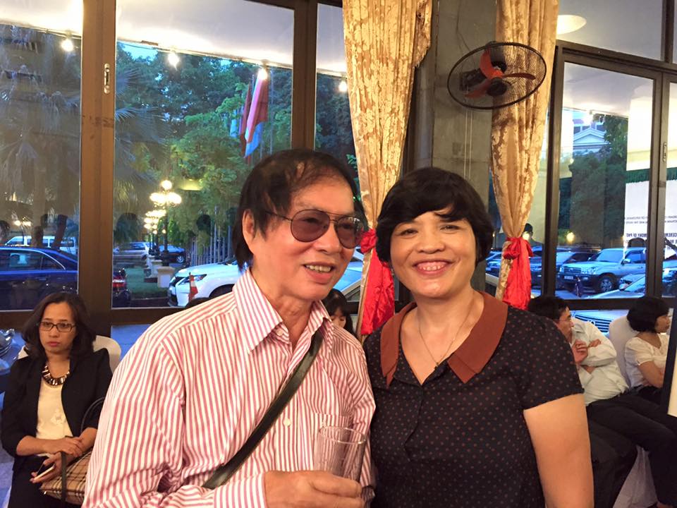 Tác giả cùng đạo diễn, NSND Đặng Nhật Minh tại triển lãm