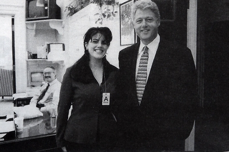Ví dụ kinh điển về sự riêng tư trong trường một chính khách thượng đỉnh được hưỏng lợi từ sự nổi tiếng và truyền thông (Tổng thống Clinton và cô thư ký Lewinsky tại Nhà Trắng năm 1995 - Ảnh: AP