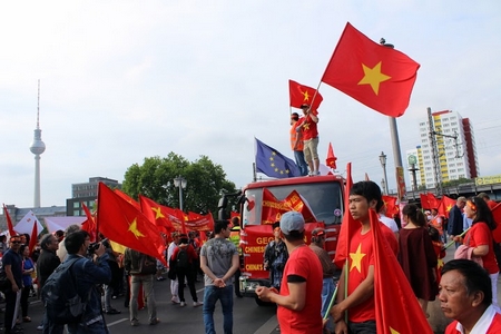 Đoàn biểu tình trước cửa ĐSQ Trung Quốc
