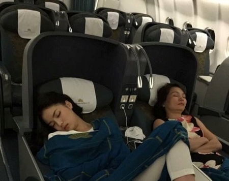 Một phần bức ảnh bị phát tán về dáng ngủ trên máy bay của Hoa hậu Kỳ Duyên gây tranh luận ồn ào - Ảnh: Facebook