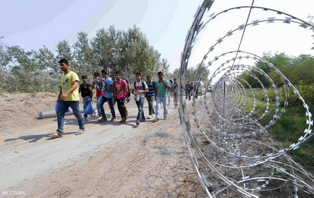 Hàng rào không phải là vật cản đối với người tỵ nạn - Ảnh: Balogh László (Reuters)