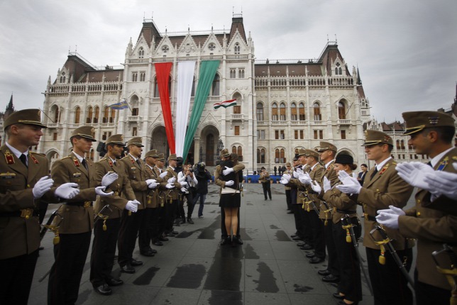 Tổng tham mưu trưởng Quân đội Hungary chúc mừng cặp trai gái - Ảnh: Dévényi Veronika (HM Zrínyi Média kft)