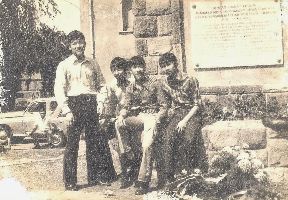 Từ trái qua: Phan Nguyễn Khánh, Lê Quang Bình (Vár), Nguyễn Cao Bình và Nguyễn Chí Trung (Gépész, BME). Tham quan vùng Đông Bắc - Miskolc - Eger (NEI - 1973)