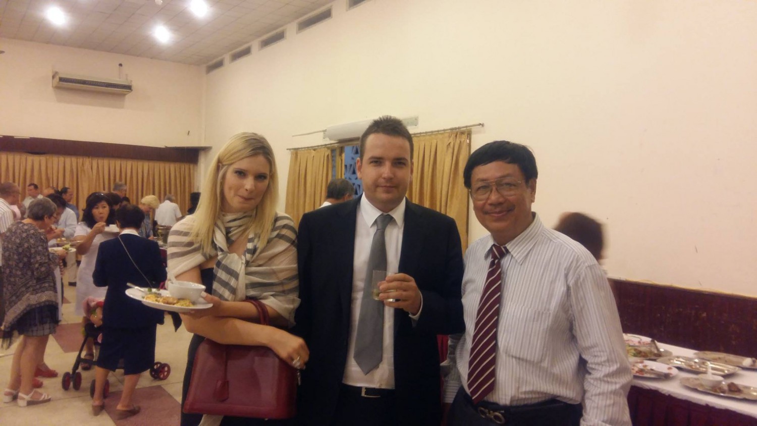 Anh Nguyễn Quang Vinh với vợ chồng Tổng Lãnh sự