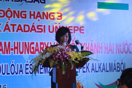 Bà Phạm Thị Thái lên đọc Quyết định tặng thưởng Huân chương Lao động Hạng Ba của Chủ tịch nước