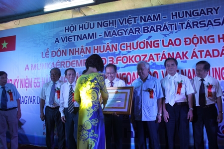 Bà Nguyễn Thị Hoàng Vân trao tặng Huân chương cho ông Nguyễn Đăng Vang, Chủ tịch Hội hữu nghị Việt Nam - Hungary