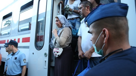 Con tàu chở người tỵ nạn từ Croatia dừng bánh tại ga biên giới phía Hungary - Ảnh: Huszti István