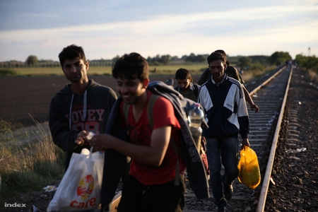 Đường tàu hỏa liên vận Serbia - Hung, nơi đại đa số những người tỵ nạn tràn vào Hung những ngày gần đây. Từ đầu tháng 8, Đường sắt Hungary (MÁV) tạm đình chỉ giao thông vô thời hạn tại khu vực này. Bộ Nội vụ Hung cho hay từ nay tới ngày 15 tháng 9 năm 2015