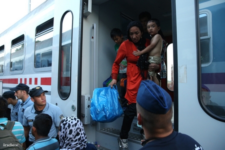 Người tỵ nạn xuống khỏi con tàu “ma” Croatia tại sân ga Magyarbóly (Hungary), ngày 18-9-2015 - Ảnh: Huszti István (index.hu)