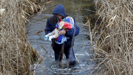 Người tỵ nạn ở gần biên giới Serbia - Hungary - Ảnh: Balogh László (Reuters)