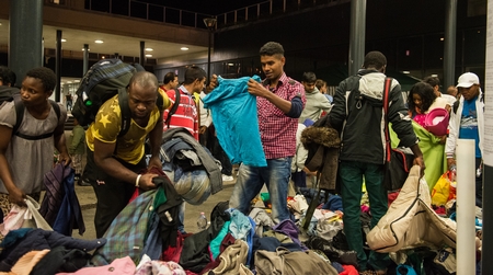 Người tỵ nạn chọn quần áo được cứu trợ tại ga Keleti, ngày 5-9-2015
