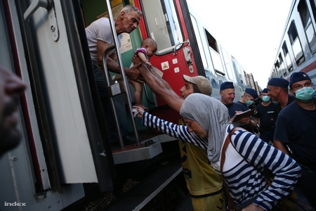 Người tỵ nạn được chuyển từ tàu hỏa của Croatia sang tàu Hung tại ga biên giới Hungary - Ảnh: Huszti István (index.hu)