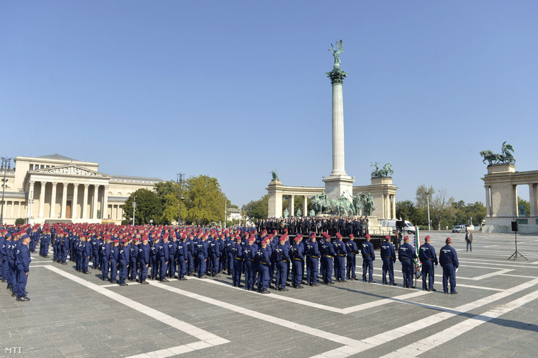 Cảnh sát Hung tuyên thệ trước khi lên đường ra biên giới - Ảnh: Koszticsák Szilárd (MTI)