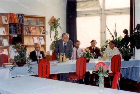 Hội đồng chấm luận án TSKH. Toán học của Trần Văn Nhung tại Hungary (1990), gồm tám ủy viên do GS. VS Gyires Béla (1909-2001) làm Chủ tịch - Ảnh do nhân vật cung cấp