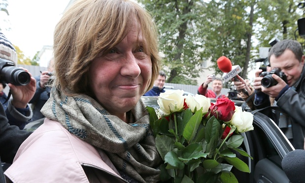 Svetlana Alexievich tới cuộc họp báo tại thủ đô Minsk (Belarus) sau khi tin bà được trao giải Nobel Văn chương 2015 được công bố - Ảnh: EPA