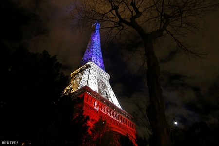 Biểu tượng của Paris vẫn mở cửa sau những giờ khắc kinh hoàng - Ảnh: Jacky Naegelen (Reuters)