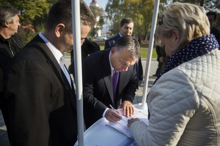 Thủ tướng Orbán Viktor ký thỉnh nguyện thư “Hãy bảo vệ đất nước!” phản đối dự án phân bổ hạn ngạch của EU. Felcsút, ngày 7-11-2015 - Ảnh: Koszticsák Szilárd (MTI)