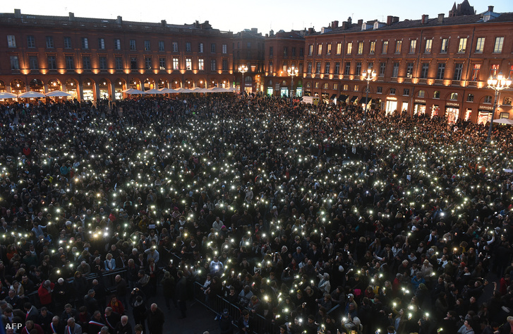Hàng chục ngàn người xuống đường ở Toulouse tối thứ Ba 17-11, hô vang “Chúng ta không sợ hãi”, “Tự do - Bình đẳng - Bác ái”, “Paris, Paris, Toulouse ở bên bạn”... - Ảnh: Eric Cabanis (AFP)