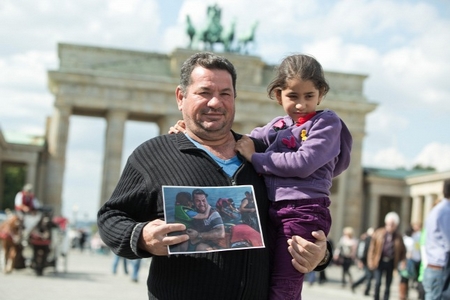 Khi đã đến bến bờ an toàn: Laith cùng con gái trước cổng Brandenburg, biểu tượng của Berlin - Ảnh: Jörg Carstensen (AFP)