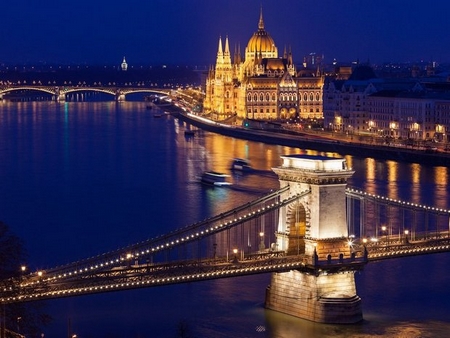 Hình ảnh quen thuộc của thủ đô Budapest với dòng Daunbe xanh, cây cầu Xích (Lánc-híd) cổ kính và tòa nhà Quốc hội nổi tiếng - Ảnh: “Condé Nast Traveler”