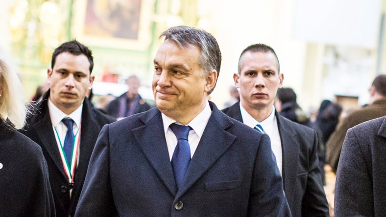 Ông Orbán Viktor sau buổi lễ thánh, quây quanh là các vệ sĩ - Ảnh: Facebook03