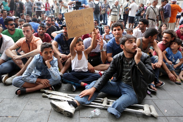 Người tỵ nạn biểu tình tại ga Keleti đòi được sang Đức (đầu tháng 9-2015) - Ảnh: Szabó Gábor (origo.hu)