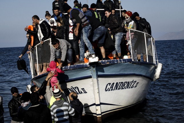 Người tỵ nạn tới đảo Lesbos (Hy Lạp) trên những chiếc thuyền cao su thô sơ - Ảnh: Kostis Ntantamis (AFP)