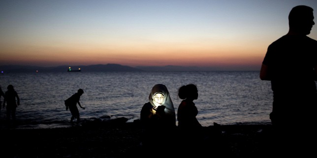 Dân tỵ nạn tới đảo Kos (Hy Lạp) trên đường tìm quê hương mới tại Liên Âu - Ảnh: Angelos Tzortzinis (AFP)