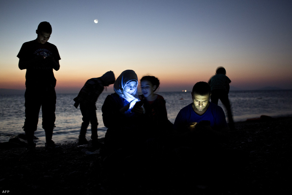 Người tỵ nạn cập bến đảo Kos gọi điện thoại về nhà cho thân nhân, bạn bè, ngày 12-8-2015