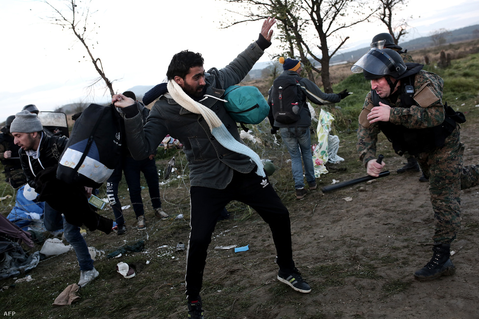 Một nhóm tỵ nạn bị ách lại ở biên giới Hy Lạp - Macedonia đụng độ với cảnh sát Macedonia, ngày 26-11-2015