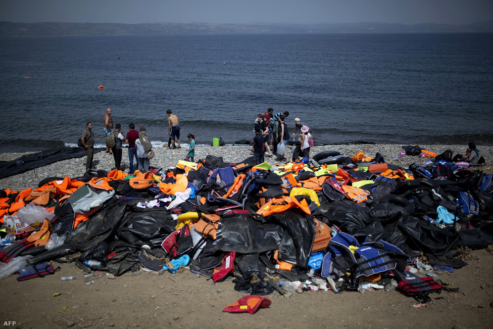Áo bơi, phao bơi để lại ở đảo Lesbos, ngày 7-9-2015