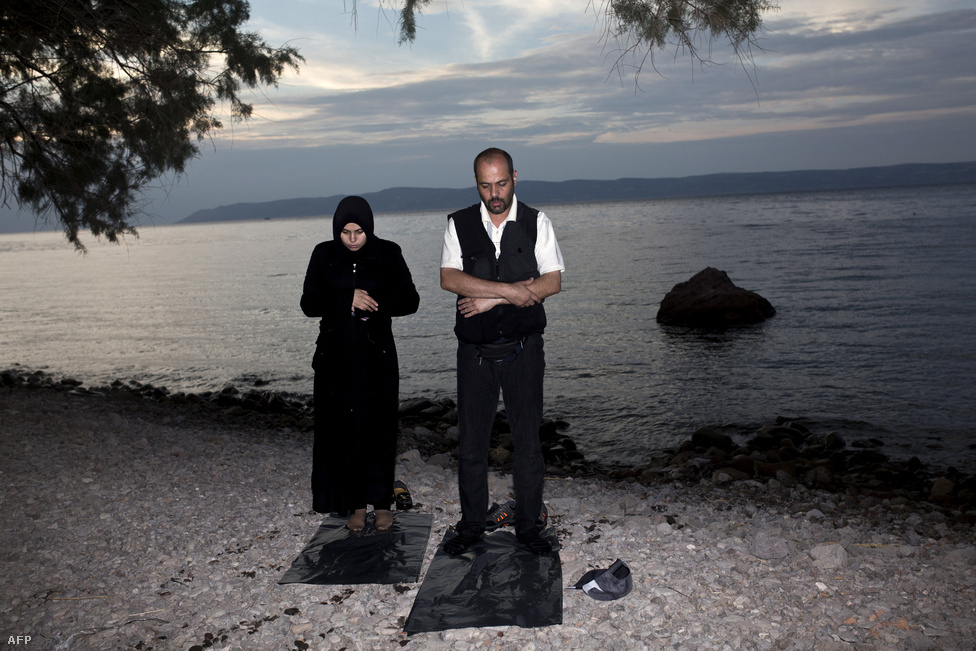 Cầu nguyện sau khi vượt biển thành công, đảo Lesbos, ngày 9-9-2015