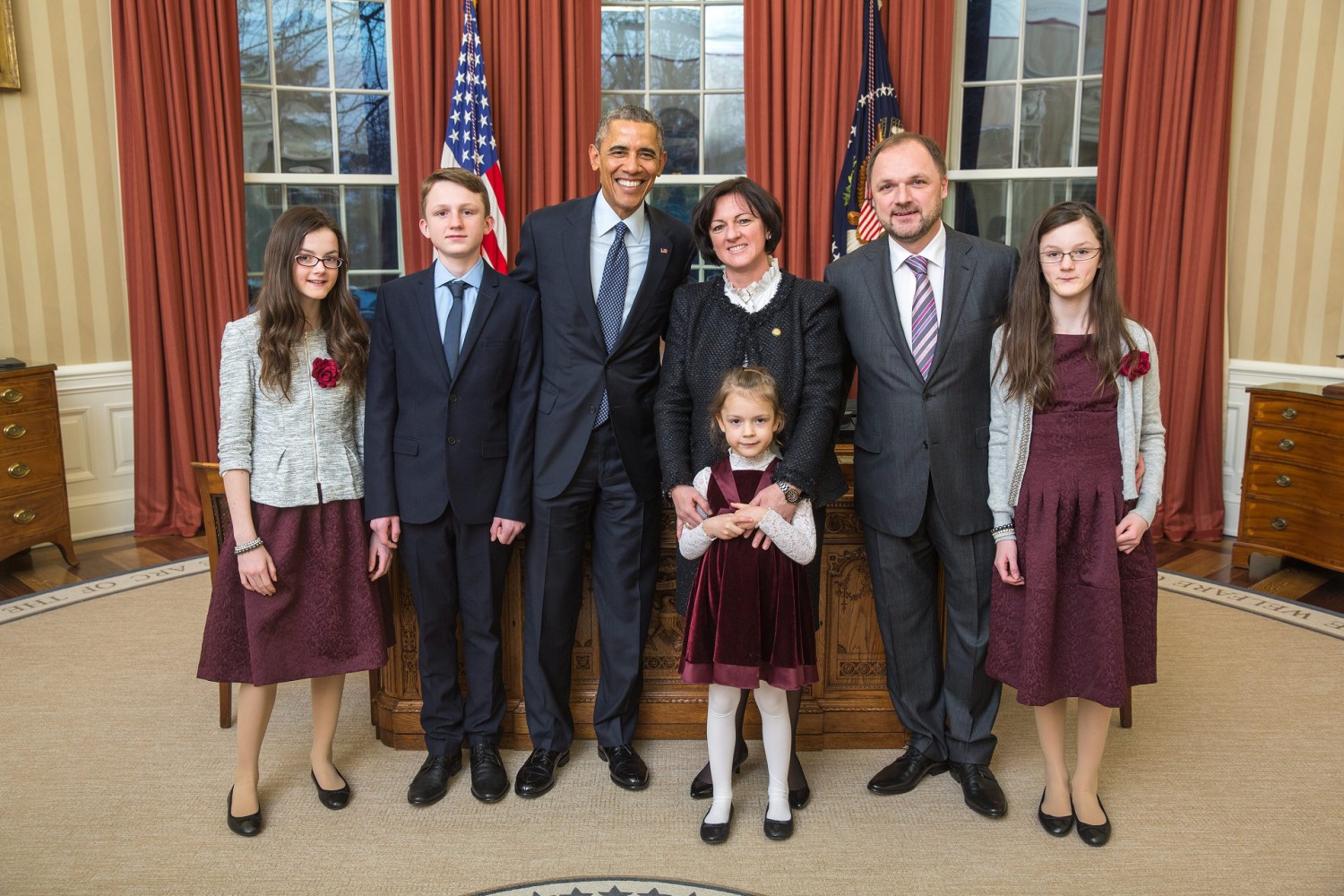 Đại sứ Szemerkényi Réka cùng chồng và ba con tại Văn phòng của Tổng thống Hoa Kỳ Barack Obama tại Phòng Bầu dục, Nhà Trắng, trong dịp trao thư ủy nhiệm (ngày 23-2-2015) - Ảnh: Lawrence Jackson (Nhà Trắng)