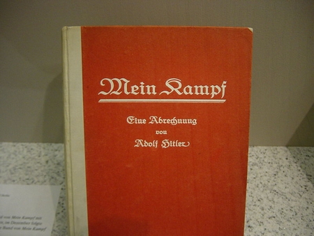 Ấn bản đầu tiên bằng tiếng Đức của “Cuộc tranh đấu của tôi”, tháng 7-1925 (Bảo tàng Lịch sử Đức, Berlin) - Ảnh: wikipedia
