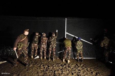 Binh lính Hung làm việc tại hàng rào ngăn biên giới Croatia - Hungary, tháng 10-2015 - Ảnh: Bődey János (index.hu)