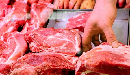 Miếng thịt lợn cũng có thể liên quan tới vấn đề hội nhập - Minh họa: nol.hu