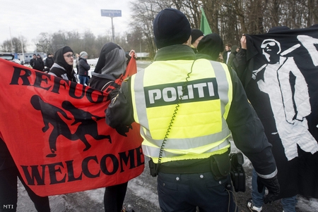 Cảnh sát cố tách thành viên của tổ chức mang tên “Hãy chặn đứng sự Hồi giáo hóa tại Đan Mạch” đang tiến hành biểu tình, và những người phản đối họ. Sự kiện diễn ra tại vùng biên giới Đức - Đan Mạch, ngày 9-1-2016 - Ảnh: Claus Fisker (MTI)