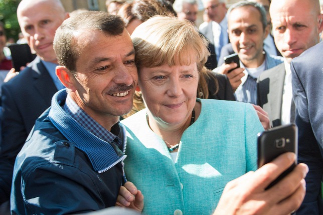 Angela Merkel chụp ảnh kỷ niệm cùng người tỵ nạn. Ngày càng có nhiều người cho rằng nước Đưc đã qua tải - Ảnh: Bernd Von Jutrczenka (DPA)