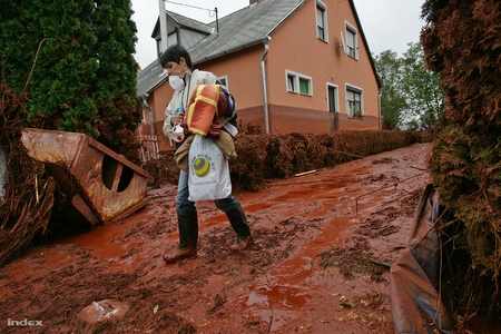 Thảm họa tràn bùn đỏ tại Hungary - Ảnh: Huszti István (index.hu)