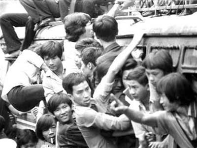 Học sinh - sinh viên tranh nhau đu bám khi đi xe đò - Ảnh chụp ngày 5-3-1985 (không rõ tác giả), tư liệu từ Triển lãm Thời Bao cấp tại Hà Nội (khai mạc ngày 16-6-2006)