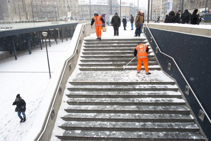 Nhân viên FKF Zrt. dọn tuyết tại khu vực ga Keleti, Budapest, ngày 4-1-2016 - Ảnh: Kallos Bea (MTI)