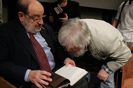 Umberto Eco ký sách tại LHS Quốc tế Budapest lần thứ 14