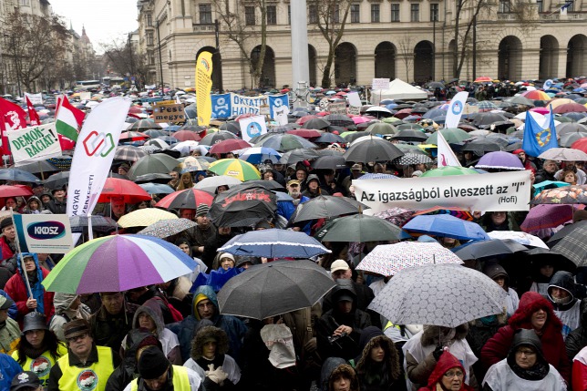 Vài chục ngàn người đội mưa biểu tình trước Nhà Quốc hội Hungary. Budapest, ngày 13-2-2016 - Ảnh: Marton Szilvia (origo)