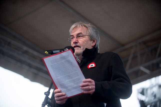Mendrey László, Chủ tịch Công đoàn Giáo dục Dân chủ phát biểu trong cuộc biểu tình lớn hôm 13-2-2016 - Ảnh: Marjai János (MTI)