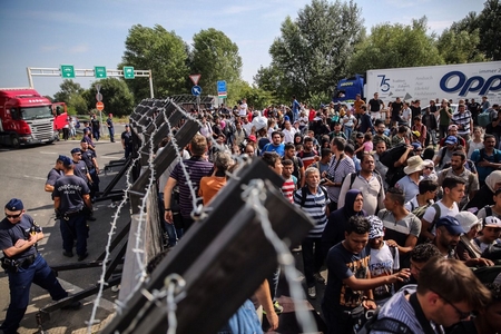 Người tỵ nạn vạ vật tại cửa khẩu Röszke (biên giới Hungary - Serbia), khi hàng rào được dựng lên. Ngày 15-9-2015 - Ảnh tư liệu