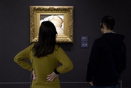 Khách thưởng ngoạn tới coi bức “Cội nguồn thế gian” tại Bảo tàng Orsay. Paris, ngày 12-2-2016 - Ảnh:  Francois Mori (AP)