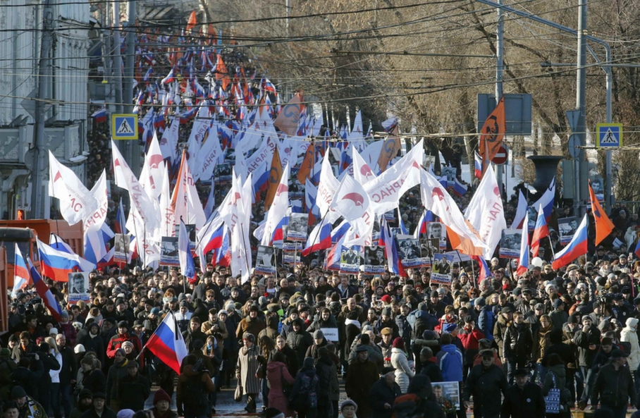 Hàng chục ngàn người tuần hành trên đường phố Moscow - Ảnh: Maxim Zmeyev (Reuters)