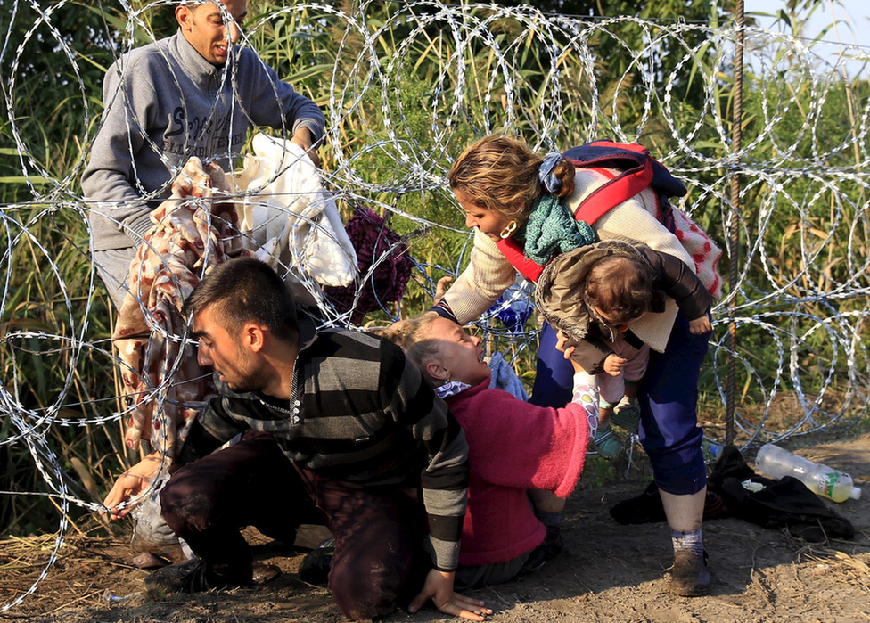 Một trong những hình ảnh chấn động nhất về người tỵ nạn ở Hungary sau khi “tấm màn sắt” được dựng lên tại biên giới Hung - Serbia - Ảnh: Szabó Bernadett (Reuters)